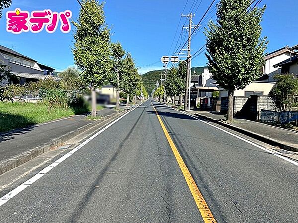 前面道路はゆとり12ｍ！駐車が苦手な方でも安心の道路幅です。