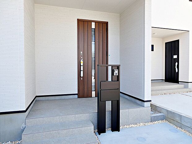 雨の日の出入りも濡れにくい玄関ポーチ 