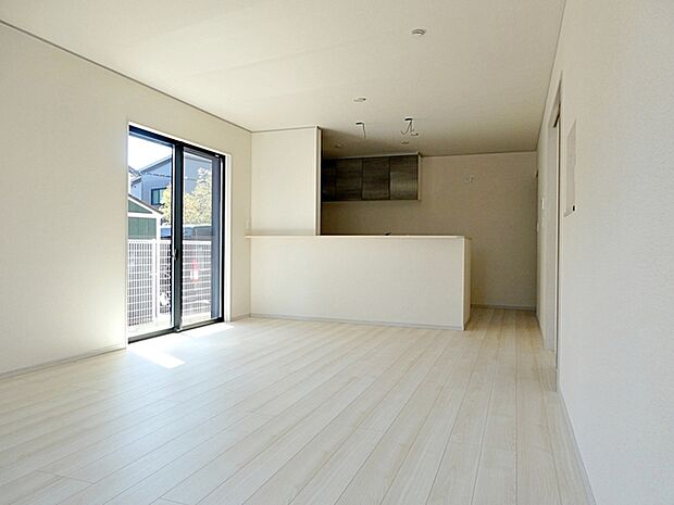 のんびりくつろぐソファや、お食事を楽しむダイニングセットを置いても圧迫感はありません。 