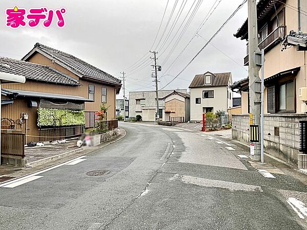 前面道路も広く車通りも少ないので、運転が苦手な方でも自分のペースで駐車ができます！