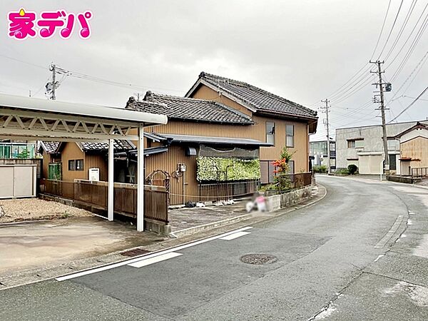 静かな住宅街で、車の出入りもスムーズです。
