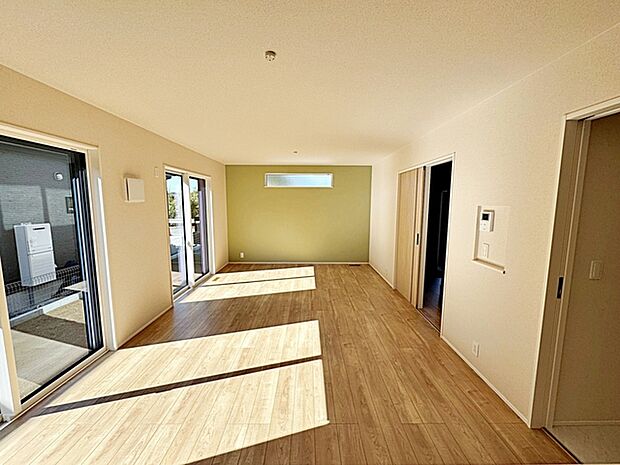 ご家族みんながゆったりくつろげる広々リビングは明るい陽射しがさしこみます