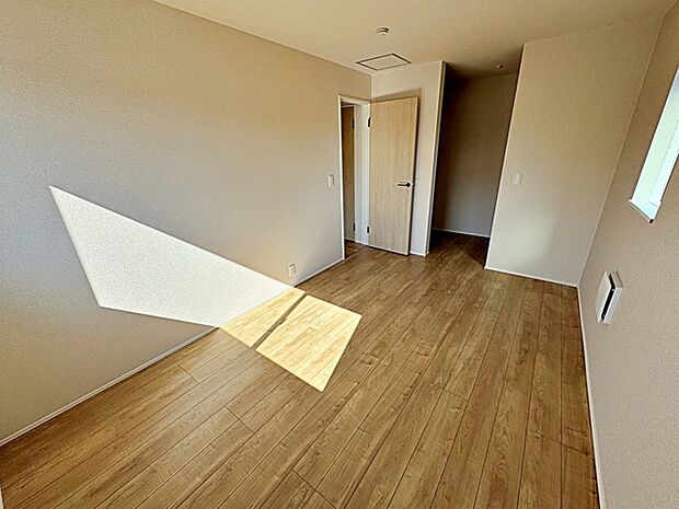【洋室6.7帖】 2階主寝室にはウォークインクローゼットが付いており、お部屋を最大限広くご活用いただけます