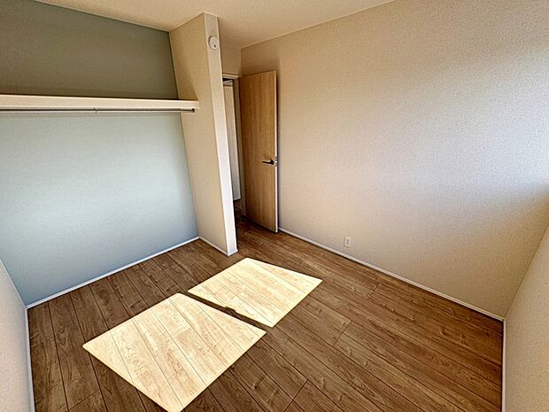 【洋室4.5帖】 お子様の一人部屋に最適な居室です、オープンクローゼットも付いているので、お子様が自然とお片付けできる環境に