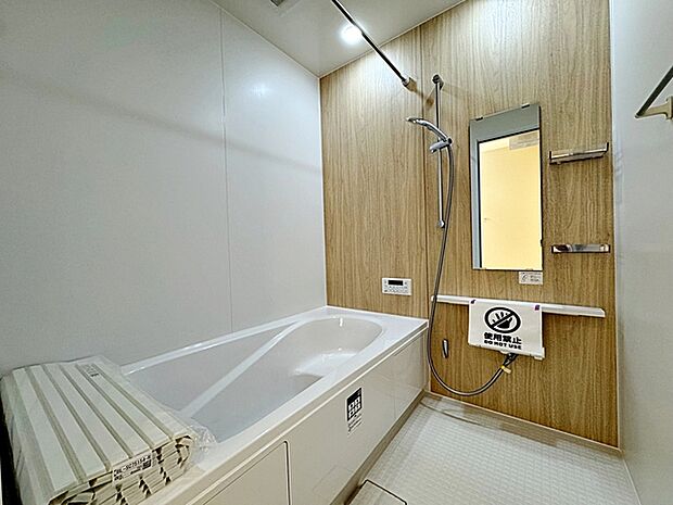 【浴室】 ゆったり入れる浴槽、一坪サイズのゆとりの空間。一日の疲れを癒してくれるくつろぎのバスタイムを… 