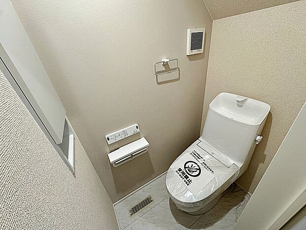 【トイレ】 各フロア1カ所ずつシャワー機能付トイレを設置しており、忙しい朝の混雑も解消!
