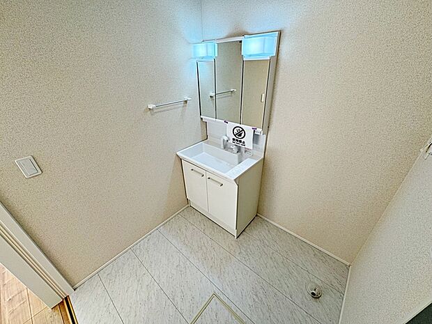 【洗面台】 洗髪・洗面・化粧などができる機能と収納スペースを一体化した洗面台です。