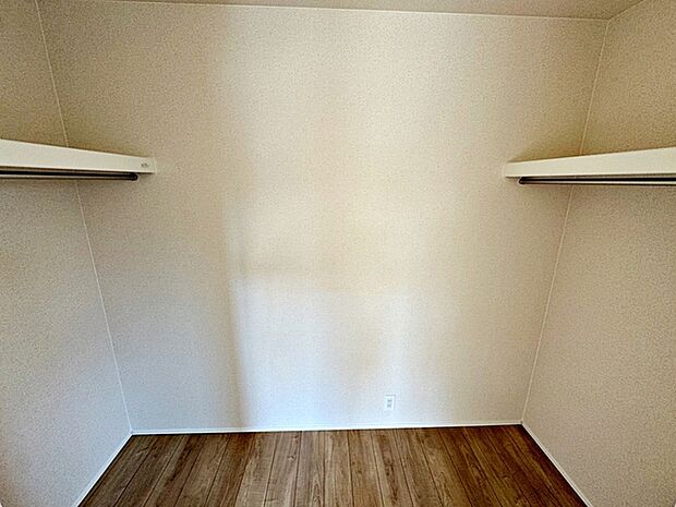 大容量のウォークインクローゼットは室内にタンスなどを置かずに済み、室内がいつでもスッキリ!