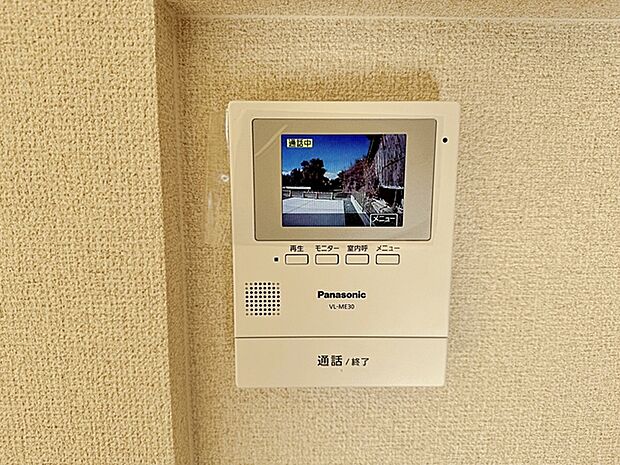 留守中の来訪者画像を自動で録画・保存できる録画機能を内蔵。防犯性に優れた安心のシステム。スッキリとしたデザインで、誰でも簡単に操作していだけます。