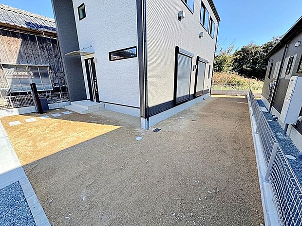 ガーデニングで四季折々のお花が楽しめます。夏はプール遊びやBBQで楽しい休日を過ごせますよ!