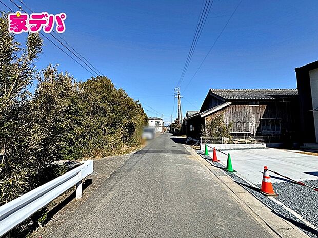 前面道路：西側約4ｍ幅 前面道路は見通しが良く、車の移動もスムーズに行えます。 