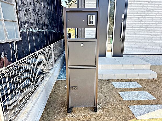 宅配BOX付ポスト！留守中でも荷物か受け取れます。ネットショッピングがさらに楽しくなりますね！ 