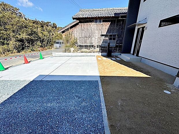 並列駐車場。カーポートなどのオプション工事も弊社にお任せ下さい