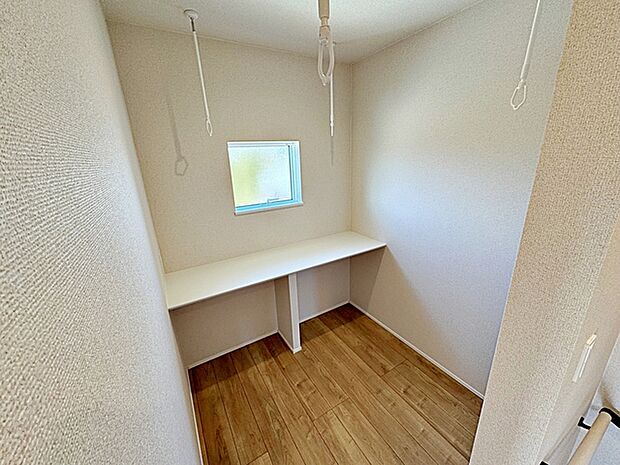 【ランドリースペース】 雨の日でも洗濯干しができる室内物干しを設置!カウンター付で洗濯物を畳んだりアイロンかけに便利です