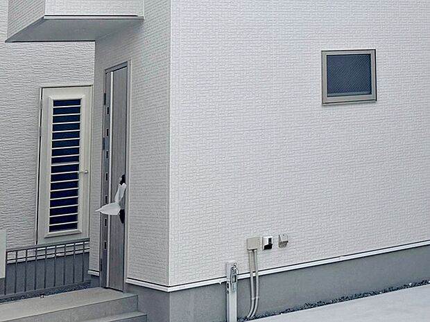 【玄関】 庇があり、雨にも濡れにくい玄関ポーチ 