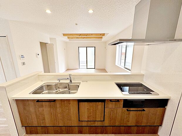 【キッチン】 リビングで遊んでいるお子様を見ながらお料理ができ、子育て中のパパママにも安心の設計です！ 