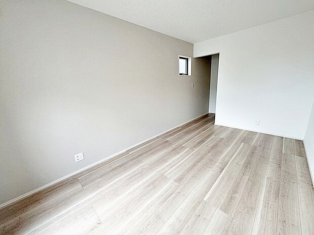 【洋室7.5帖】 寝室は優しく落ち着いた空間。南窓からはバルコニーへ行き来できます！