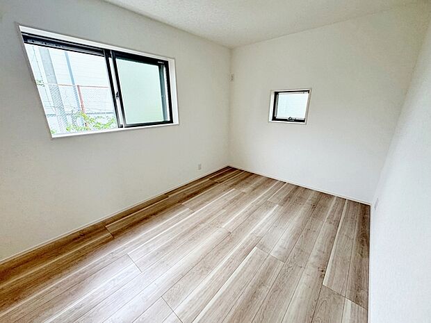 【洋室6帖】 腰窓で机や家具の配置がしやすい洋室6帖。子供部屋や書斎にもオススメです！ 