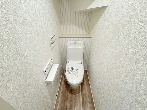 【トイレ】 各フロア1カ所ずつシャワー機能付トイレを設置しており、忙しい朝の混雑も解消！ 