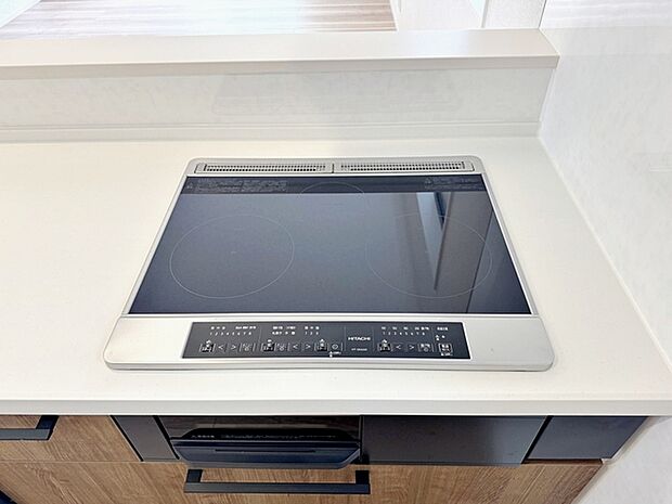 火を使わず安全性の高いＩＨクッキングヒーター。お手入れも楽々。お子様や高齢者の居るご家庭に嬉しい設備 