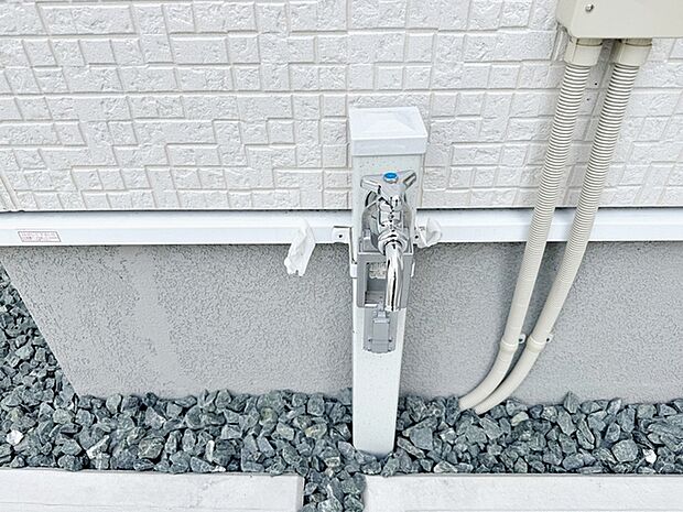 玄関横には立水栓が設置されています！お庭の水撒き、洗車、お掃除、お子様の水遊びなど便利です！ 
