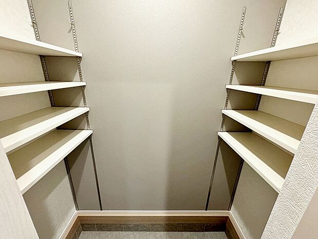 【シューズクローゼット】 たくさんの靴だけでなく傘やコート、ベビーカーやゴルフバックなどいろいろ収納でき大変便利です。  