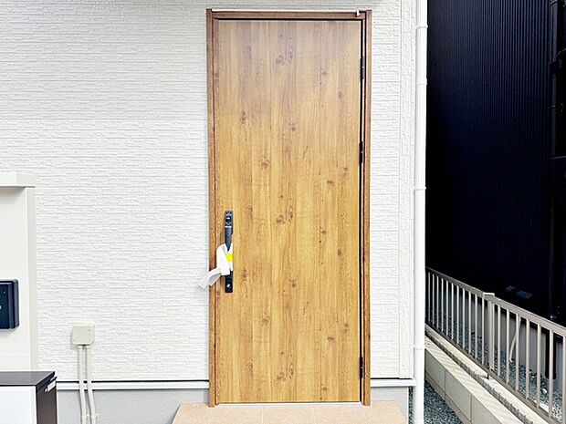 【玄関】 雨の日の出入りも濡れにくい玄関ポーチ 