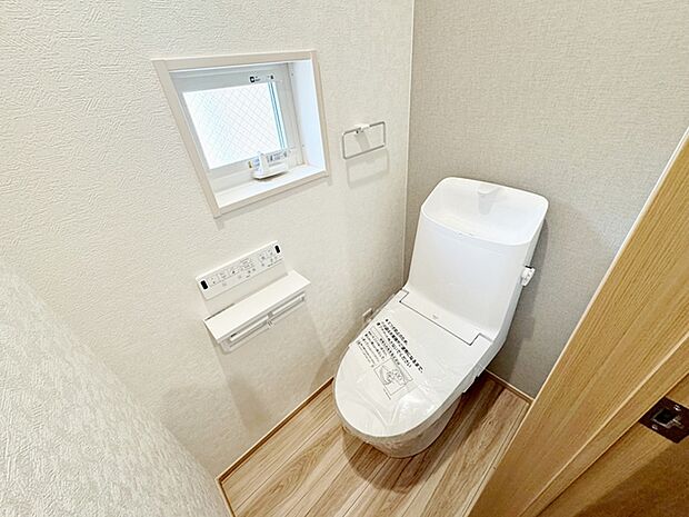 【トイレ】 1、2階共にシャワー機能付！小窓が付いている為換気もスッキリして頂けます。 