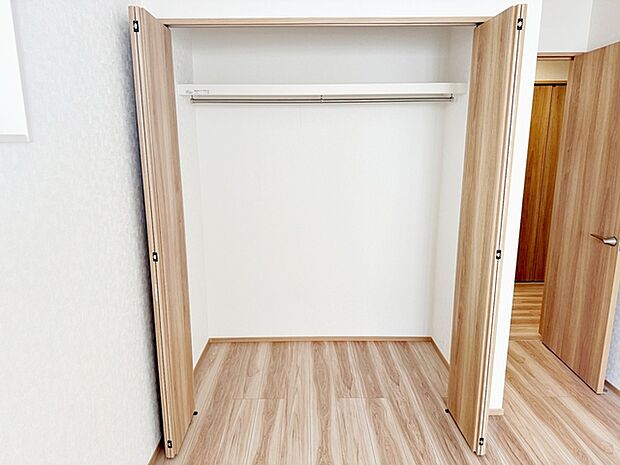 パイプハンガー付きのクローゼットは服を畳まず収納でき大切な衣類をシワや日焼けから守ります。 