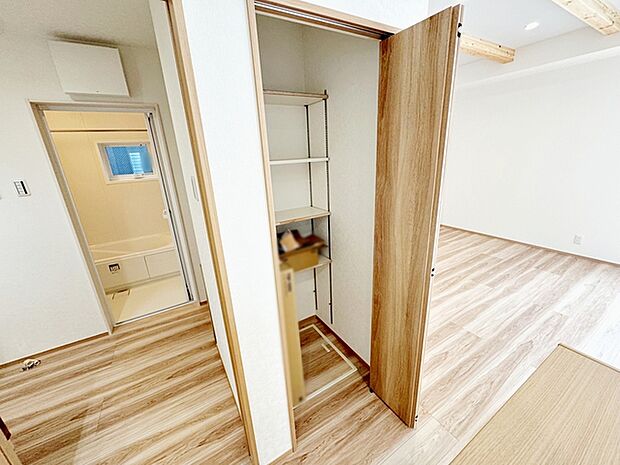 【パントリー】 食品や飲料のほか、日常使う頻度の少ない調理器具や食品類をストックできる広々パントリー！ 