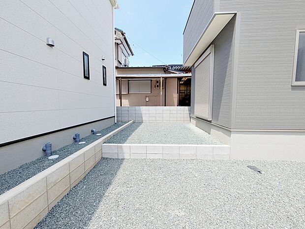 LDKからはお庭に出ることができます！お子様やペットの外遊びにも 