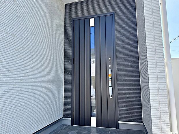 お洒落な玄関ポーチがご家族のお帰りを明るくお迎えしてくれます。