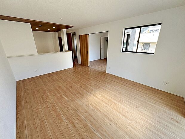 奥行きのある16帖LDKなので、それぞれの過ごし方ができます。リビング、ダイニング、洋室で、それぞれ別のことをしながらでも、時々会話も楽しめます。