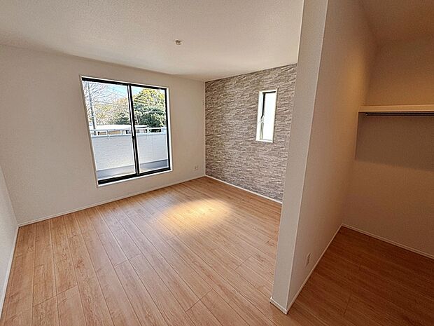 【洋室8帖】 寝室には大きな収納スペースがあり、室内を広々と利用できます！  