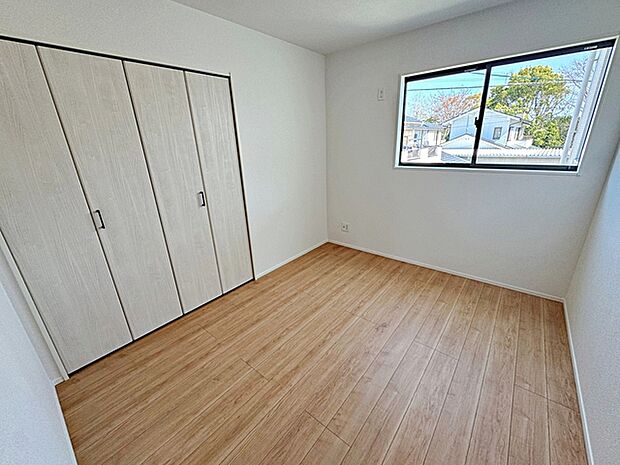【洋室5.25帖】 お子様の一人部屋に最適な居室です。クローゼット付きで自然とお片付けできる環境に！ 