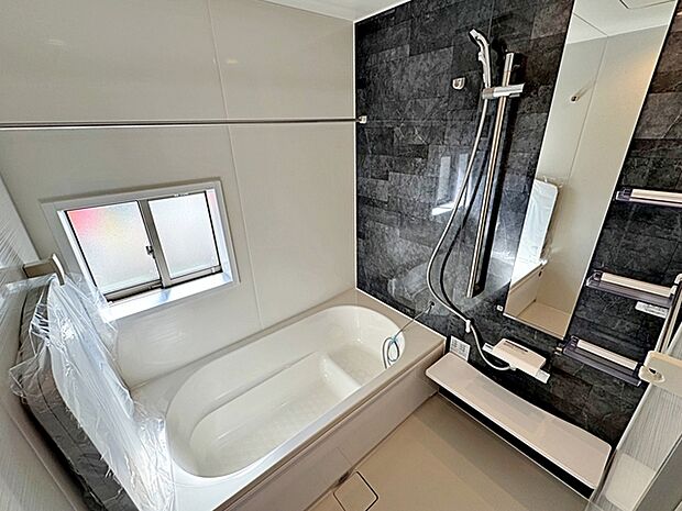 ゆったり入れる浴槽、一日の疲れを癒してくれるくつろぎのバスタイムを… 