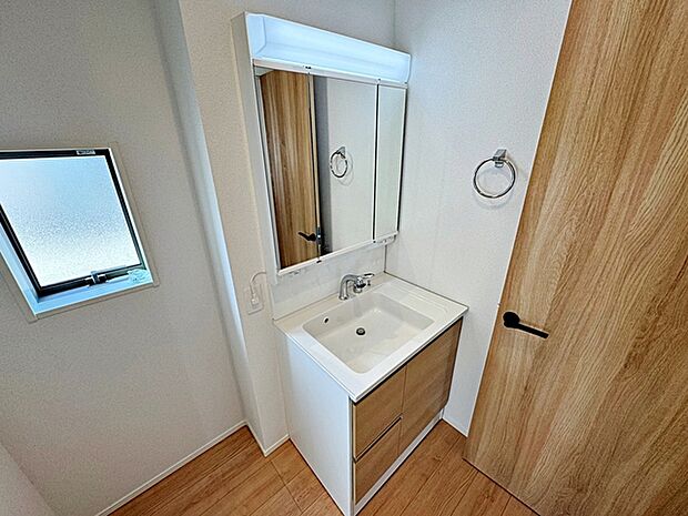 洗髪・洗面・化粧などができる機能と収納スペースを一体化した洗面台です。 