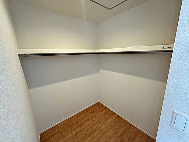 ウォークインクローゼットは洋服、帽子、バッグなど全て収納可能！お部屋がスッキリ整理整頓できます！ 