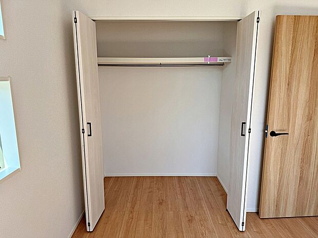 壁面クローゼットがあればタンスを置く必要がなく出っ張りのないスッキリ空間を維持できます。 