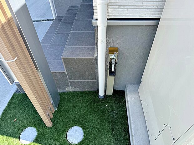 玄関横には立水栓が設置されています！お庭の水撒き、洗車、お掃除、お子様の水遊びなど便利です！ 