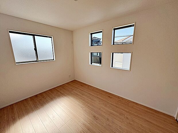 【洋室6帖】 二面採光で、晴れの日の日中はいつも明るい室内に。窓を開放すれば気持ちの良い風が入ります。