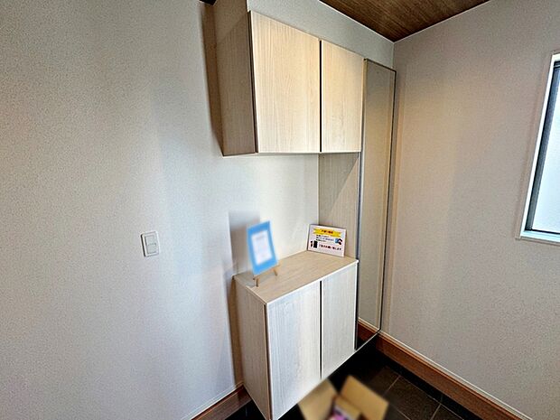 【シューズボックス】 家族みんなの靴は多くてたいへん！そんな時にこの玄関にある大容量のシューズBOXは便利です！ 