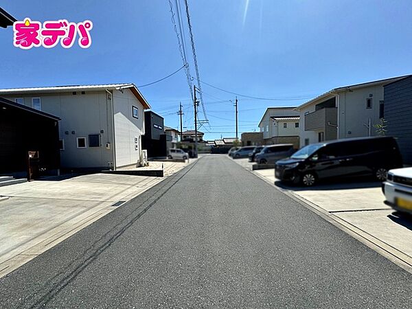 前面道路は公道で、車のすれ違いもラクラクな広々6mの幅があります