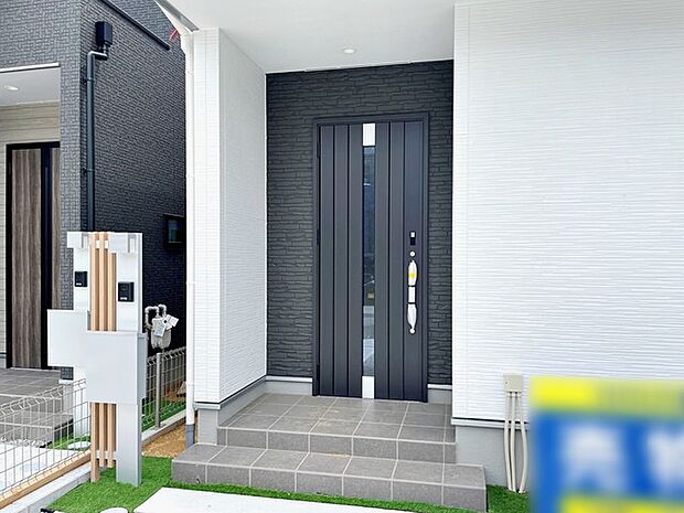 お洒落な玄関ポーチがご家族のお帰りを明るくお迎えしてくれます。 