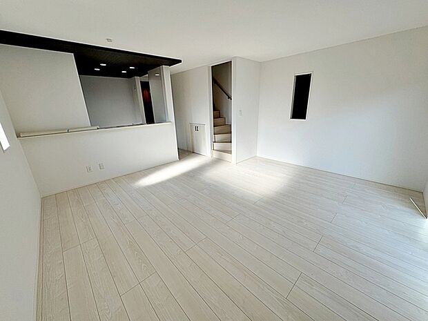 LDK16.75帖！リビング内の階段から2階へアクセス。家族が自然と顔を合わせコミュニケーションも高まりますね！