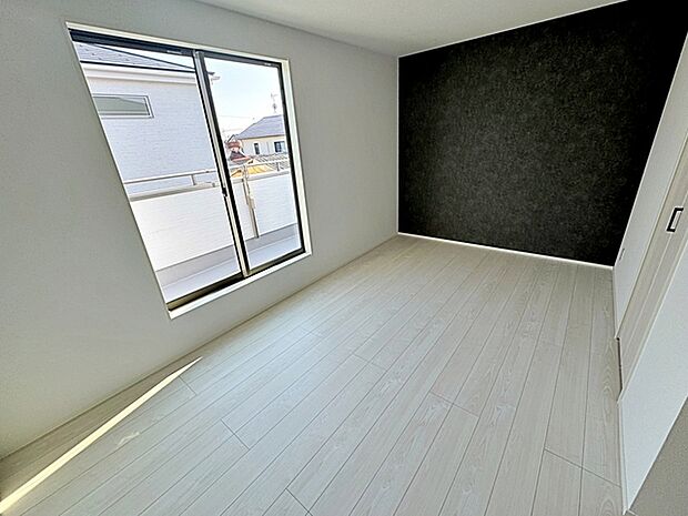 【洋室8帖】 寝室広々8帖＋ウォークインクローゼット付き！お部屋を最大限広くご活用いただけます