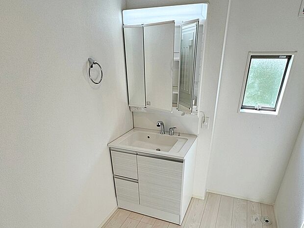 洗面台の三面鏡の裏には収納があるので、見られたくないものの収納に便利 