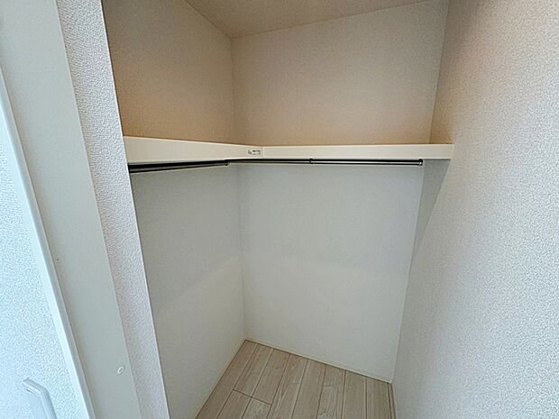 ウォークインクローゼットは洋服、帽子、バッグなど全て収納可能！お部屋がスッキリ整理整頓できます！ 