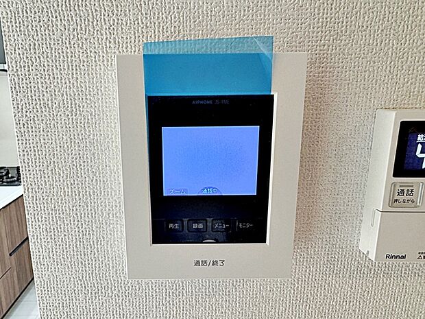 留守中の来訪者画像を自動で録画・保存できる録画機能を内蔵。防犯性に優れた安心のシステム。スッキリとしたデザインで、誰でも簡単に操作していだけます。  