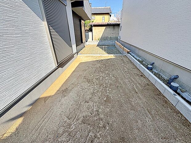 ガーデニングで四季折々のお花が楽しめます。夏はプール遊びやBBQで楽しい休日を過ごせますよ！ 